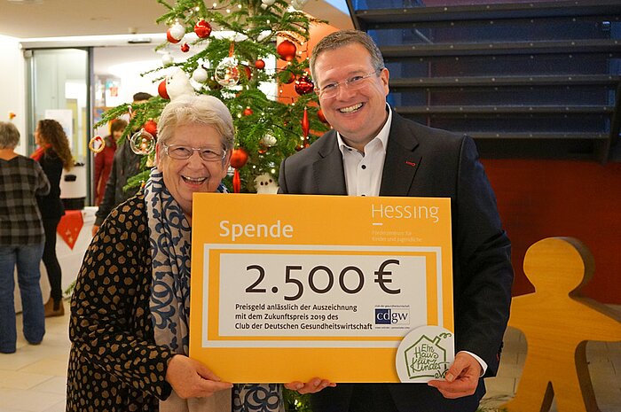 Stiftungsdirektor Herr Funk überreicht 2500 Euro Spendenscheck an Vereinvorsitzende Fr. Terml-Sieder